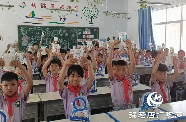 守护童年美好 共享健康生活 蒙牛学生奶（驻马店）推广中心为确山县学生送上“六一爱心礼包”