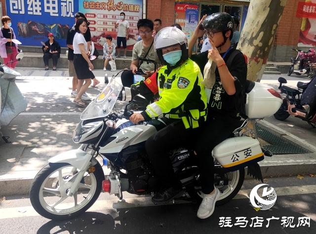 家长送考途中发生事故 驿城交警送考生准时赴考