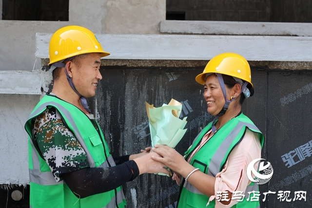 建筑工地上的别样七夕