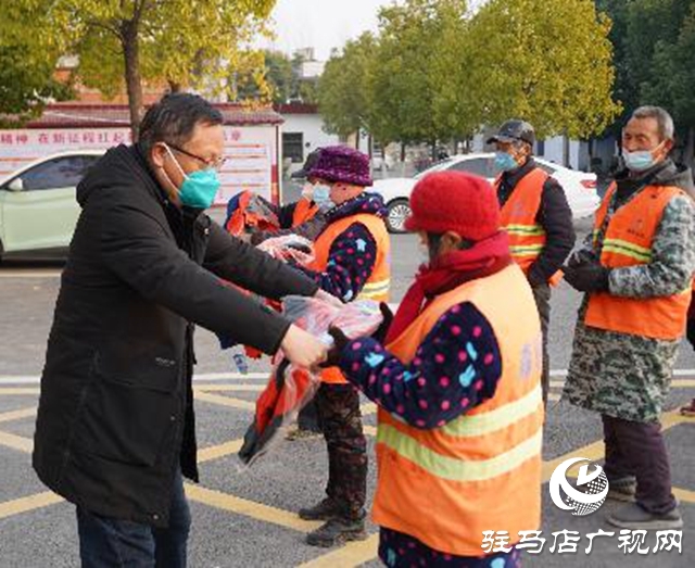 正阳县总工会：“爱心棉衣”送给一线环卫工