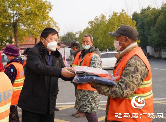 正阳县总工会：“爱心棉衣”送给一线环卫工