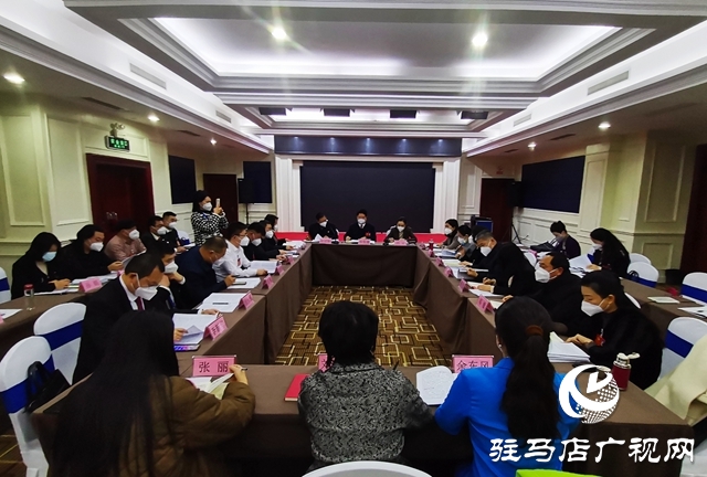 参加市政协五届一次会议的委员们分组讨论四届市政协常务委员会工作报告和提案工作情况