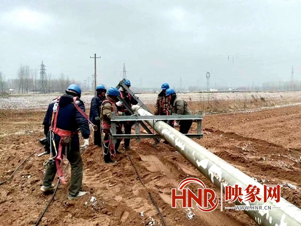 国网泌阳县供电公司：冒雪抢修复电 守护万家灯火
