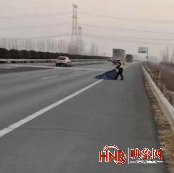 驻马店高速交警：清理货车掉落物 消除辖区安全隐患