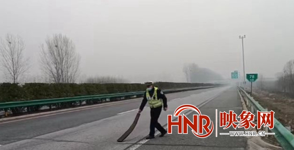 驻马店高速交警：及时清理路障 消除安全隐患