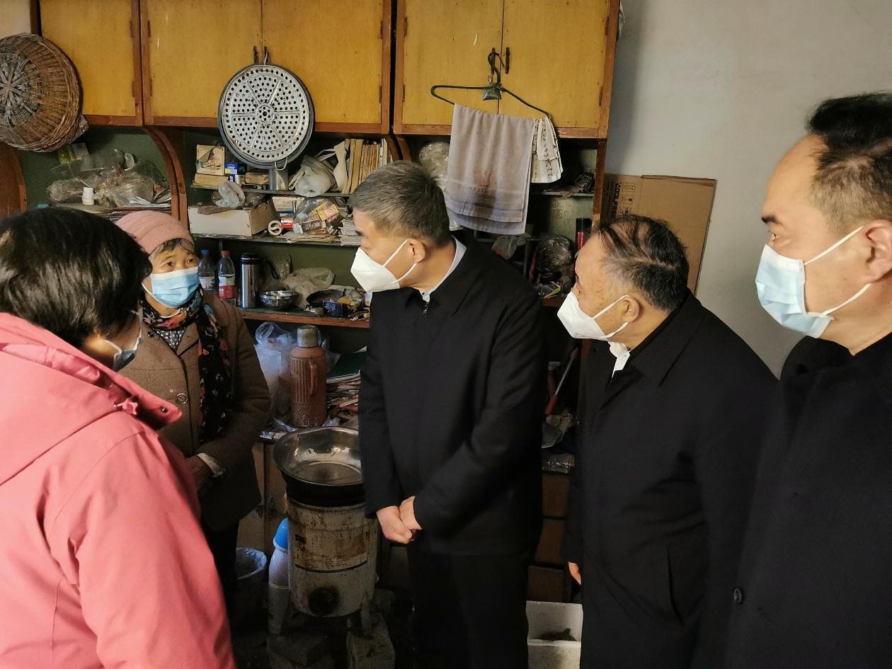  驻马店市委常委、宣传部部长、市政府副市长刘晓文春节慰问困难残疾人