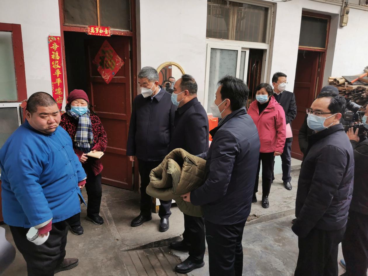  驻马店市委常委、宣传部部长、市政府副市长刘晓文春节慰问困难残疾人