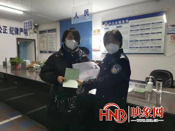 驻马店市公安局驿城分局人民派出所：民警夜间为群众办理户籍业务