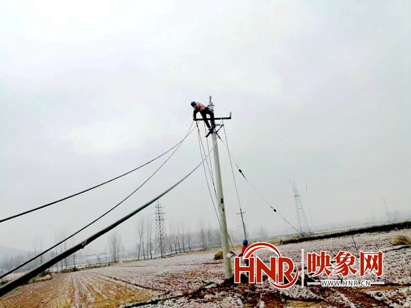 国网泌阳县供电公司：冒雪抢修复电 守护万家灯火