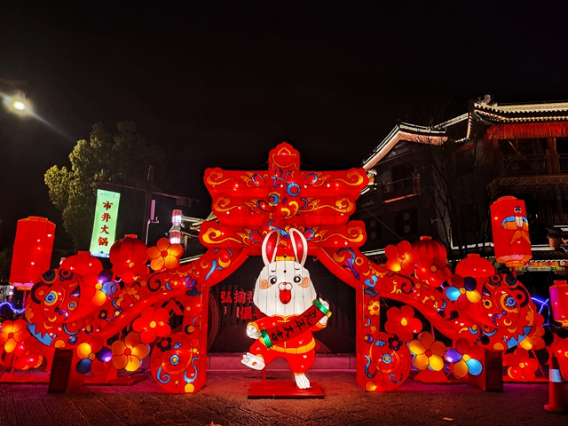 驻马店：花灯璀璨迎新春
