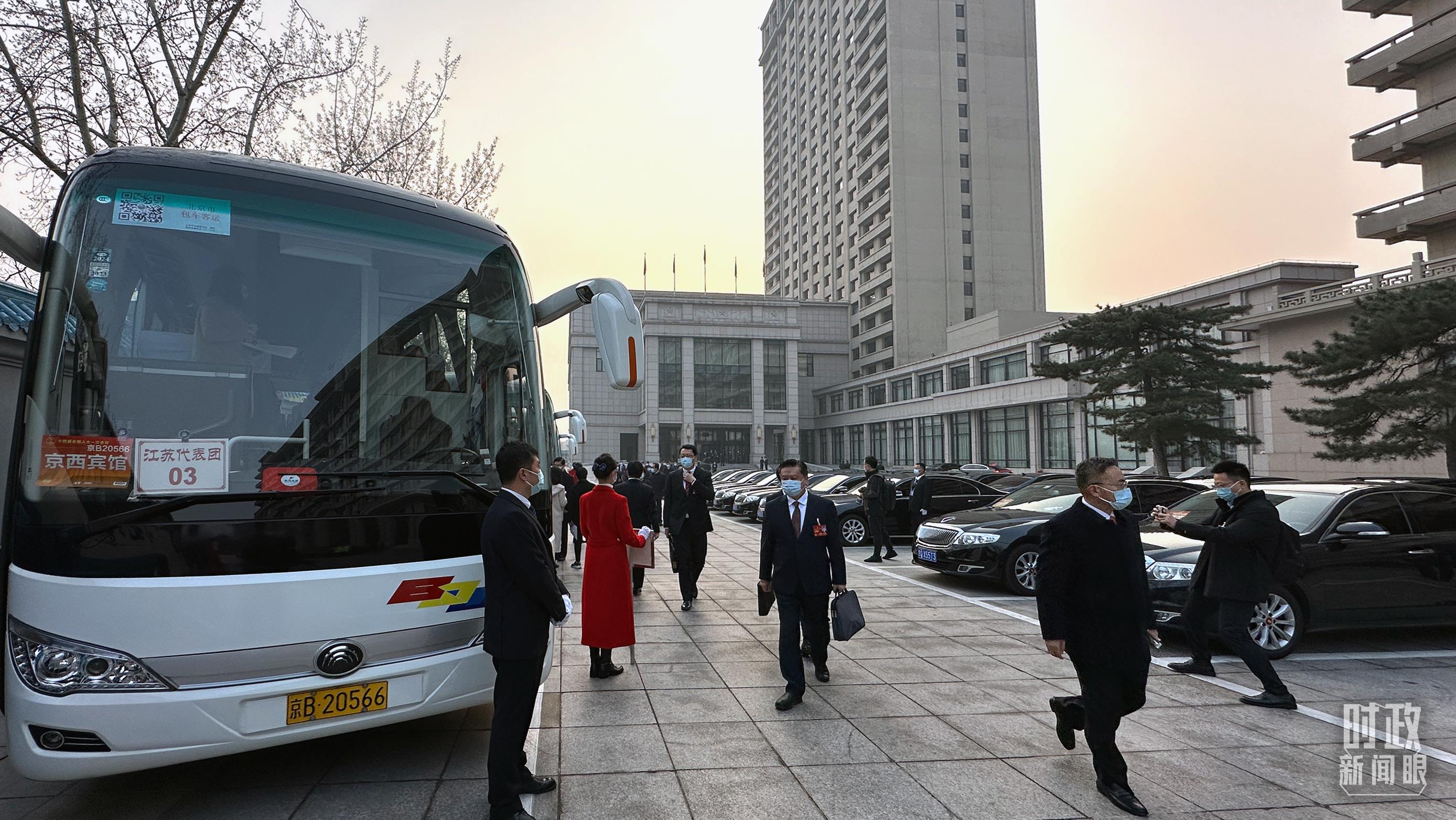 时政新闻眼丨今年两会首次到团组，习近平强调牢牢把握这个“首要任务”