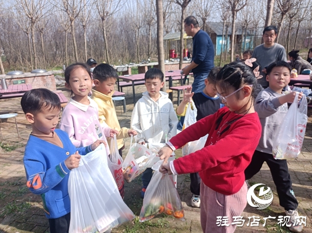 驻马店实验小学开展“三月雷锋行 温暖似春风”学雷锋系列志愿活动