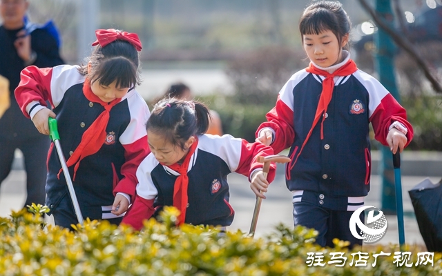 驻马店实验小学开展“三月雷锋行 温暖似春风”学雷锋系列志愿活动