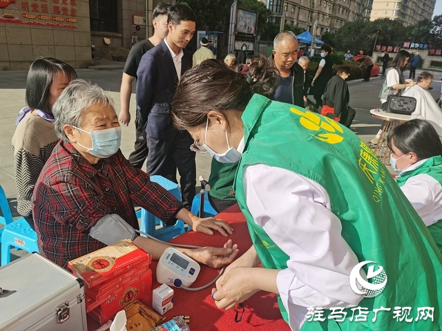 鹏宇天下城社区开展健康义诊活动