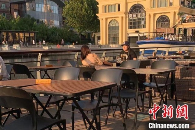 商业外摆迎“夏天”，如何应对乱扔垃圾、随意抽烟？