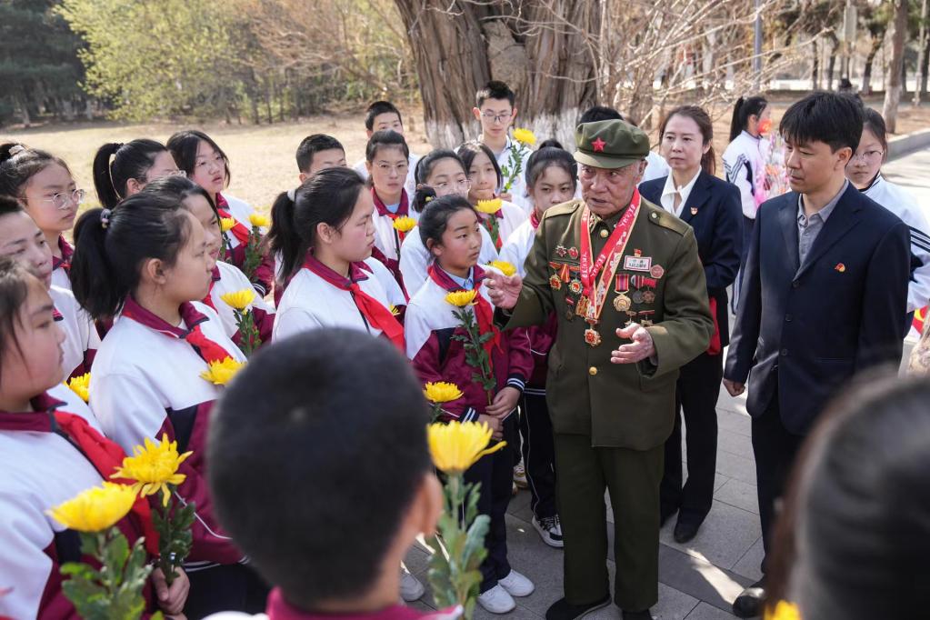 忆亲人、祭先烈、踏青游——全国多地清朗过清明