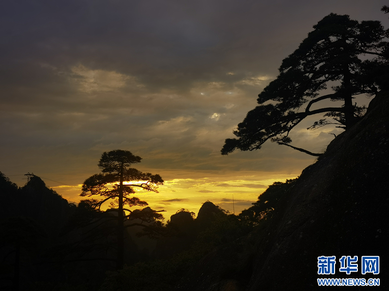 安徽黄山：落日熔金霞漫天