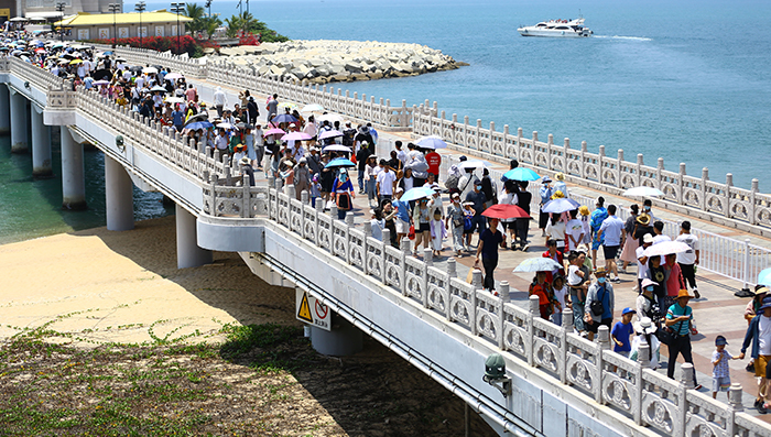 玩法“上新” “暑期档”旅游持续升温