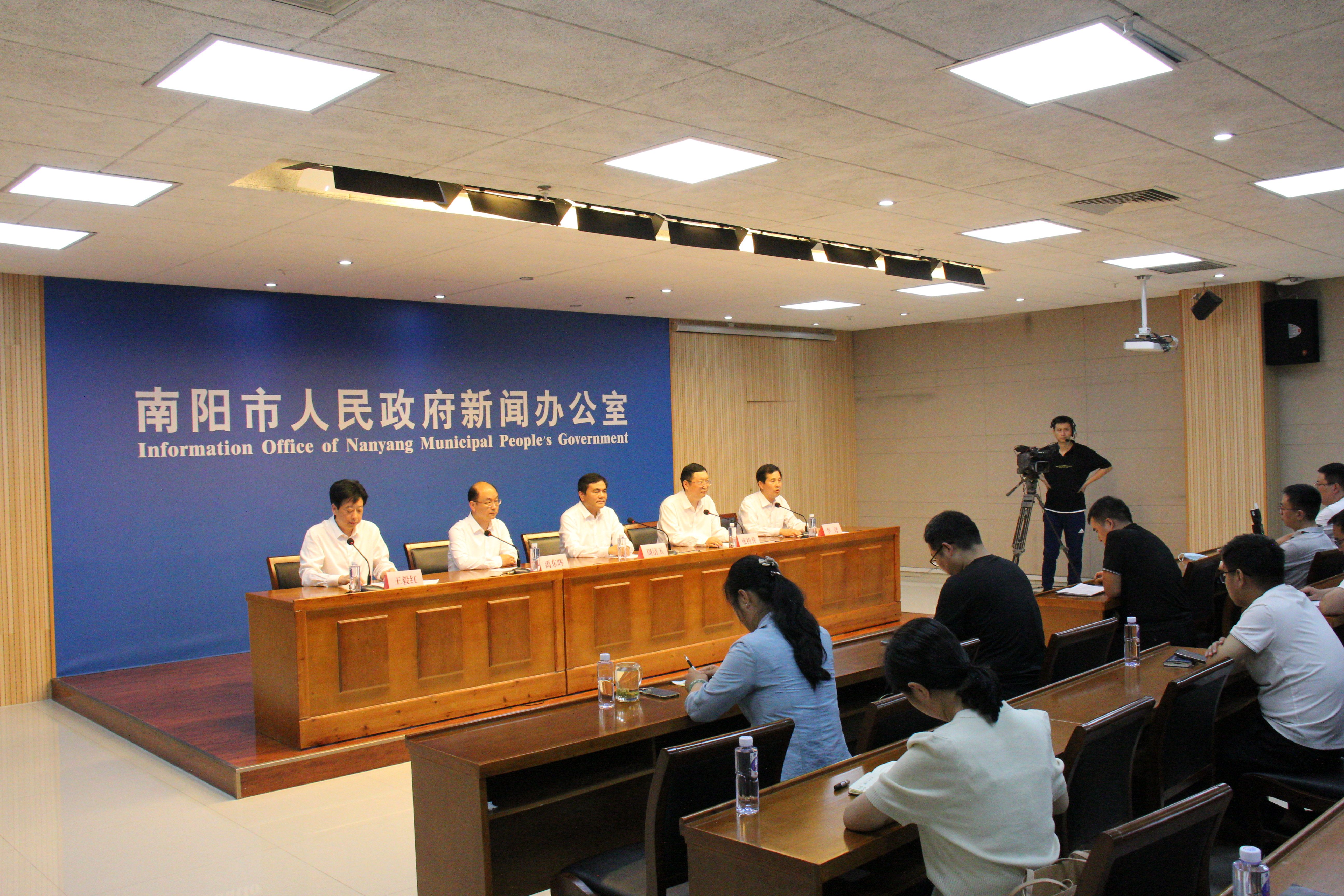 南阳：目前有2万余台小麦联合收割机正在作业中