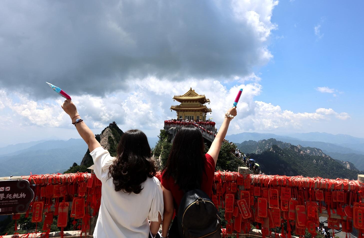 大暑热浪来袭 老君山景区在千米悬崖栈道为游客放置免费冰糕降温消暑