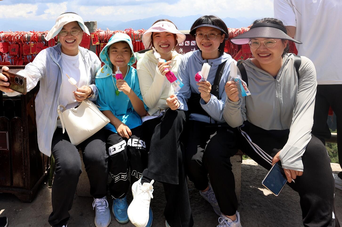 大暑热浪来袭 老君山景区在千米悬崖栈道为游客放置免费冰糕降温消暑