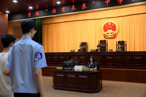 推进青少年法治教育 创新模拟法庭进校园