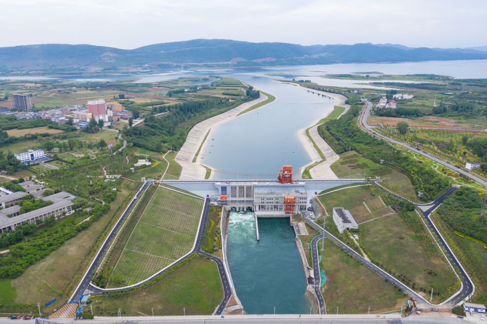 不断攀登新的思想高峰——深入学习和全面贯彻习近平新时代中国特色社会主义思想述评