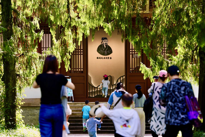 不断攀登新的思想高峰——深入学习和全面贯彻习近平新时代中国特色社会主义思想述评