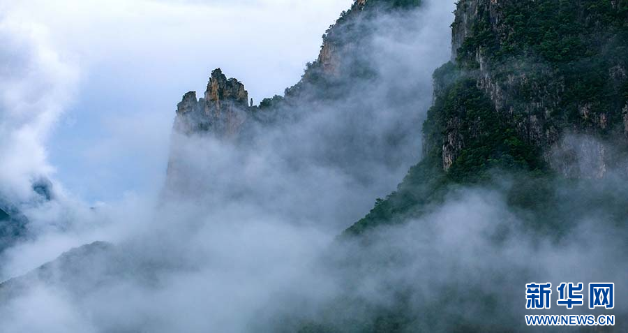 初秋三峡 烟云如画