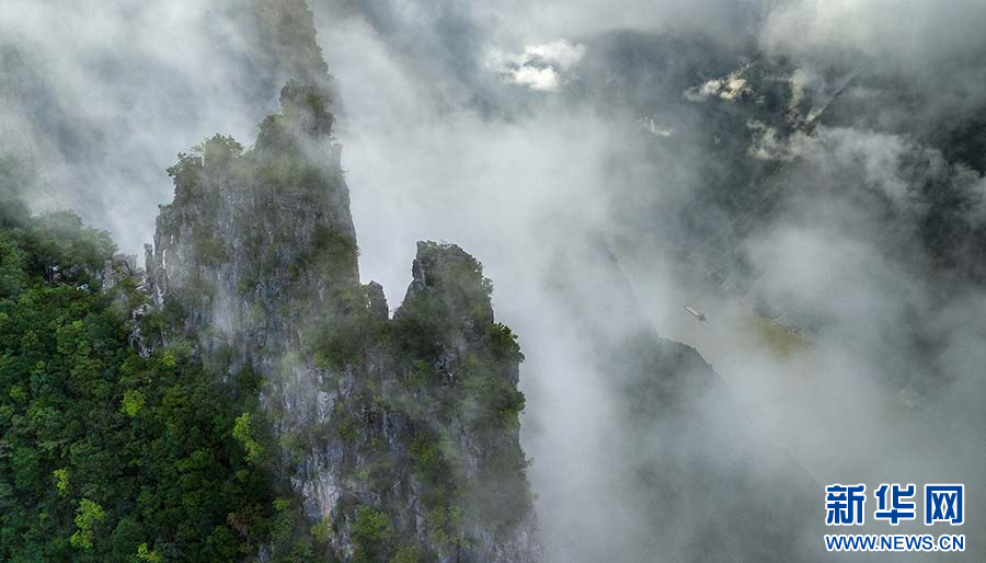 初秋三峡 烟云如画