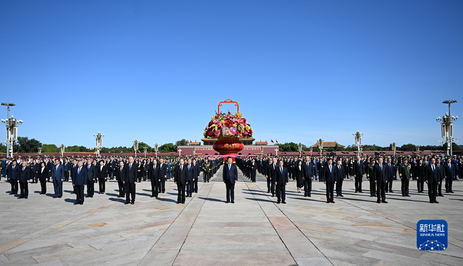 习近平等党和国家领导人出席烈士纪念日向人民英雄敬献花篮仪式