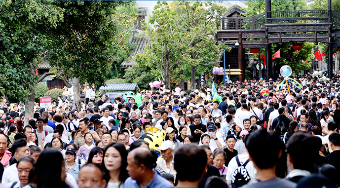 2023年中秋节、国庆节假期国内旅游出游8.26亿人次 同比增长71.3%