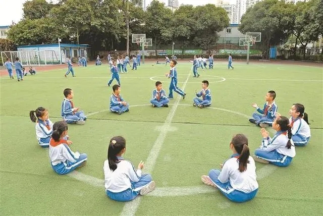 课间消失问题引关注 中小学课间“圈养”困局如何破解？