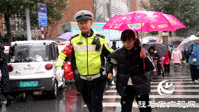 驻马店交警 全力以“护”一路守望伴“童”行