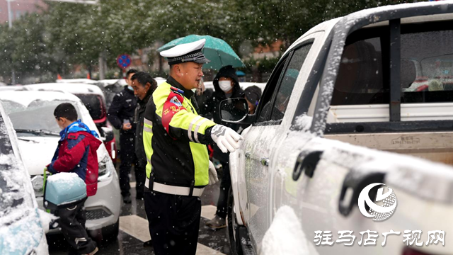 驻马店交警 全力以“护”一路守望伴“童”行