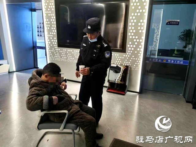 驻马店市公安局经济开发区分局民警寒夜救助醉酒男子