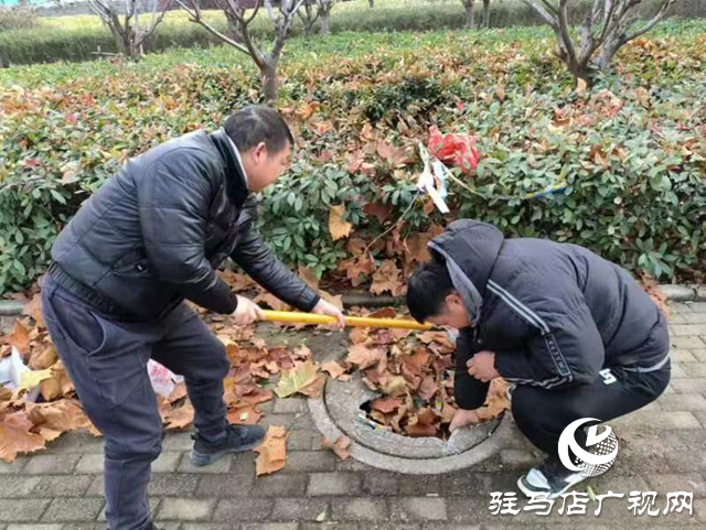 驻马店：修复破损井盖 消除安全隐患