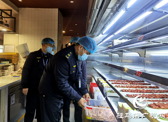 突击检查餐饮单位 确保“年夜饭”食品安全