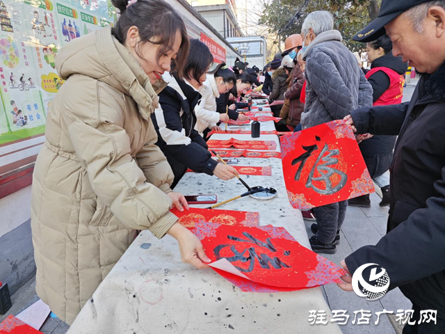 剪窗花、拓印门画 驻马店市第二实验小学文化大礼送群众