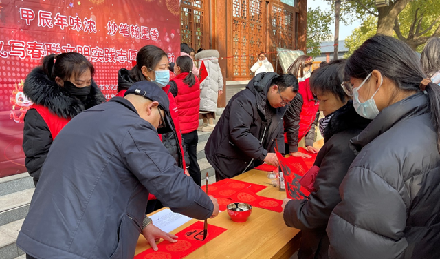 驻马店：义写春联 浓墨倾情送祝福