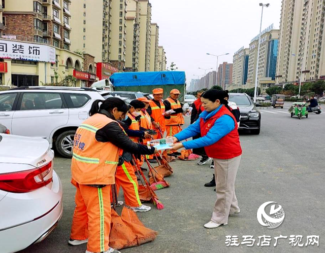 暖！志愿者为环卫工送去手套、暖宝宝贴