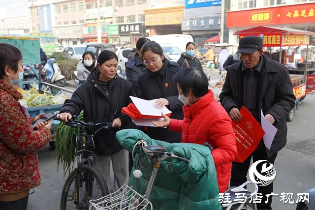 平舆县人民法院：去小区、集市里为市民送“法治年货”