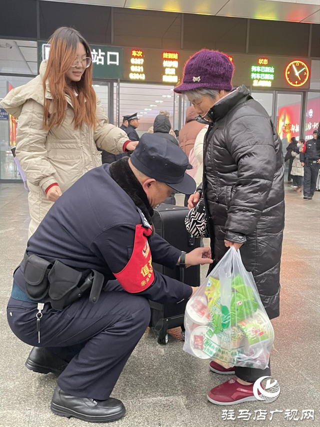 警心暖民心 民警助老人踏上回乡路