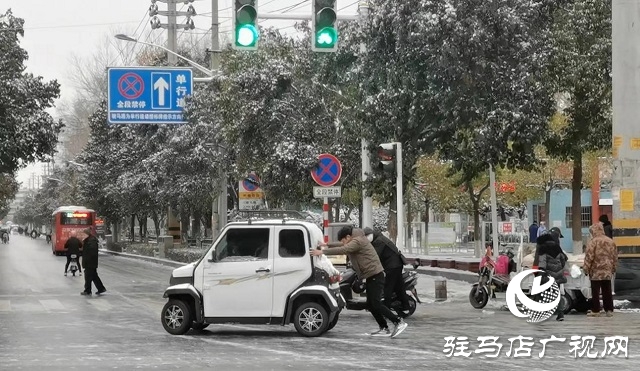 车辆雪中打滑 市民秒变“推车侠”