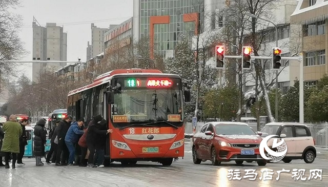 车辆雪中打滑 市民秒变“推车侠”