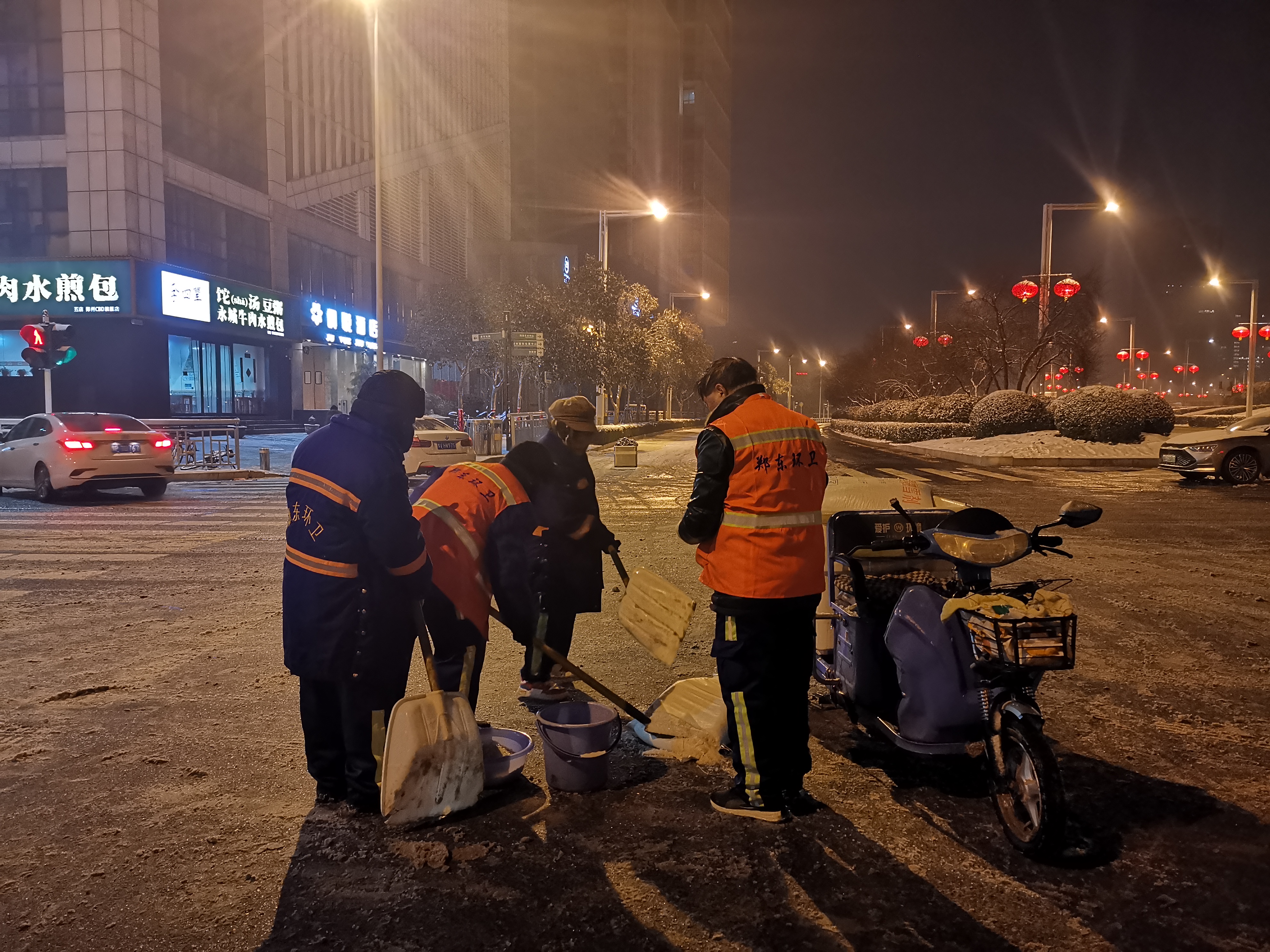 郑州“路不见雪”背后：近6万人彻夜除雪，全员演练45次应对极端天气