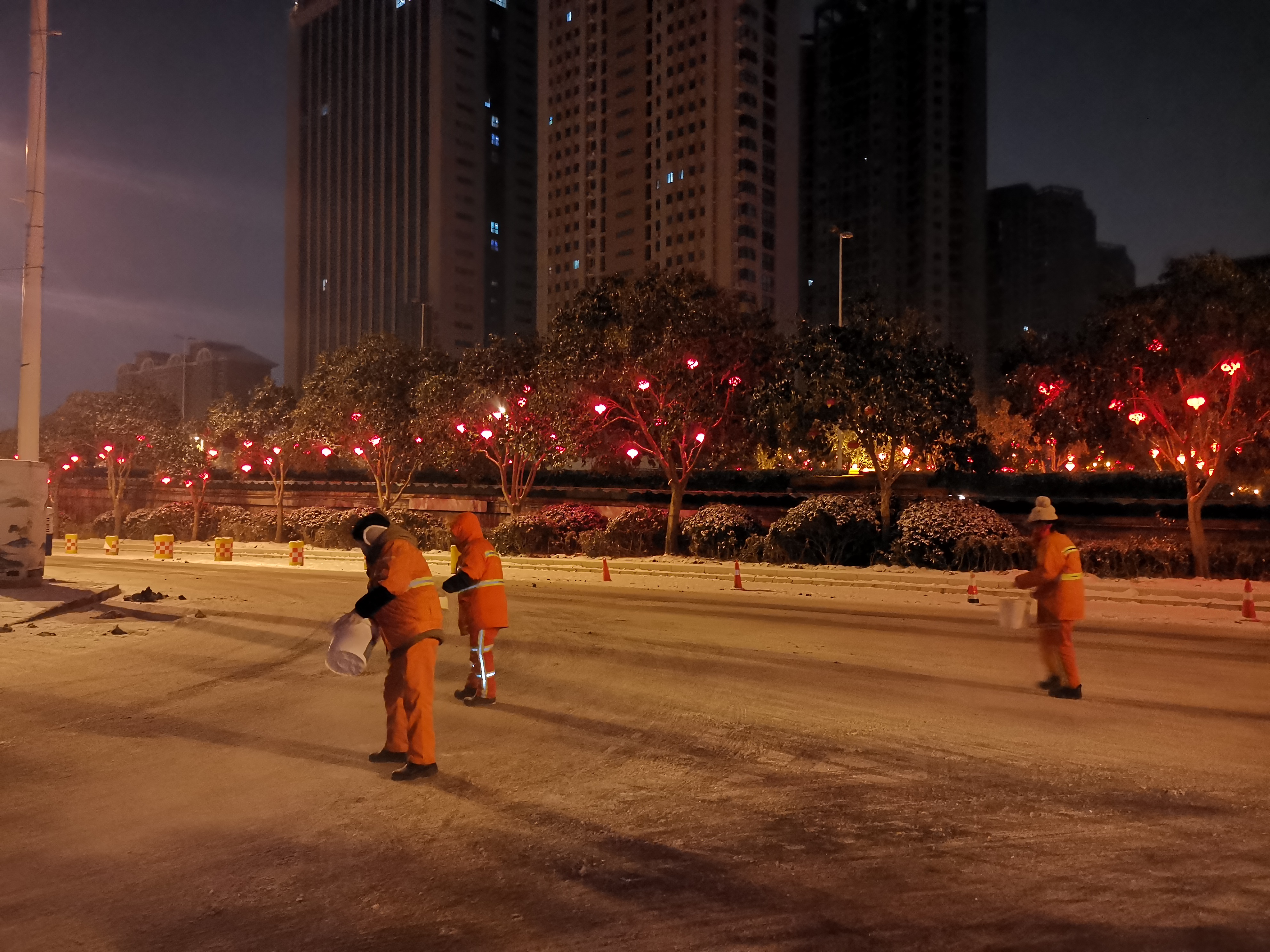 郑州“路不见雪”背后：近6万人彻夜除雪，全员演练45次应对极端天气