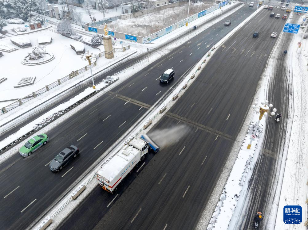 各地积极应对低温雨雪天气