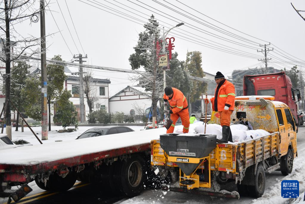 各地积极应对低温雨雪天气