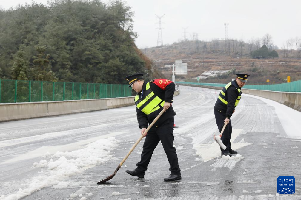 各地积极应对低温雨雪天气